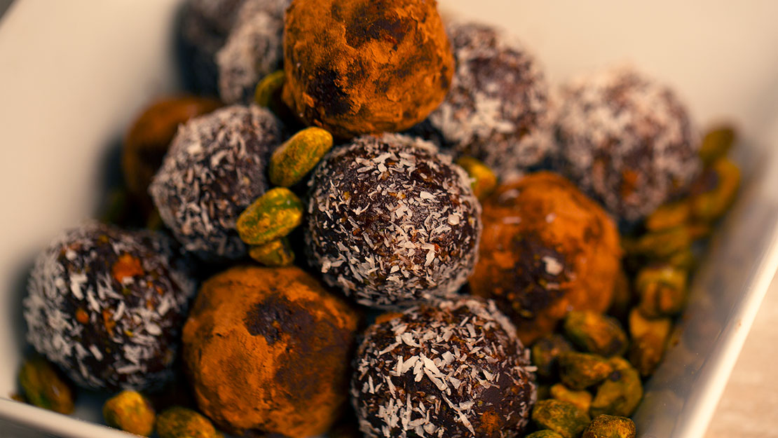 Chocolate Pistachio Energy Bites 